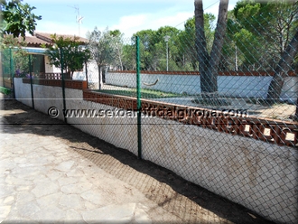 Obra para un cliente en Costa Brava, valla de simple torsin y colocacin de seto