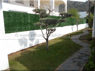 Montaje sobre muro de una valla de malla simple torsin y Seto Artificial Girona