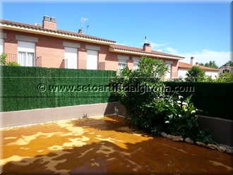 Montaje sobre una valla de una casa particular de 12 rollos de seto artificial 100% nacional